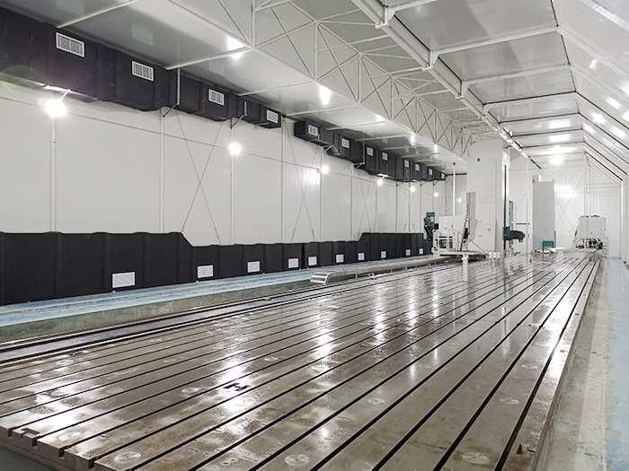 五轴镗铣加工中心：加工范围30m*4m*1.6m，定位精度8μm，重复定位精度5μm